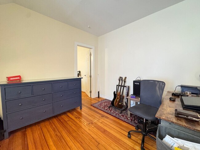 Building Photo - Spacious 2-Bedroom, 2-Bath in East Rock – Newly Renovated!