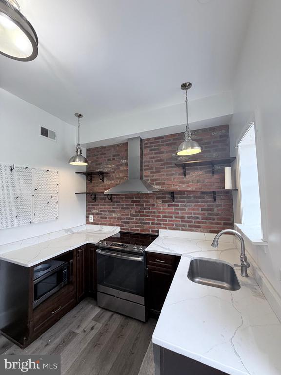 Building Photo - 1111 Duke St