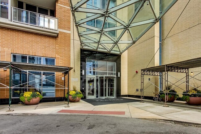 Building Photo - 420 E Waterside Dr