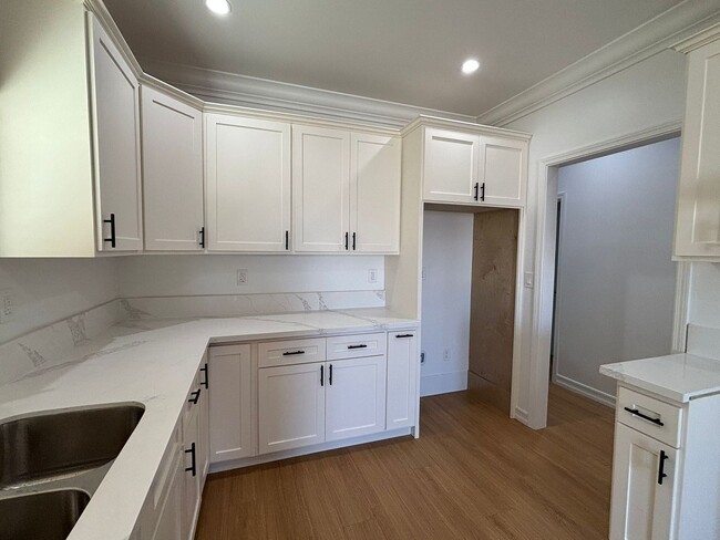 Building Photo - Beautifully Remodeled 3-Bedroom Upstairs H...