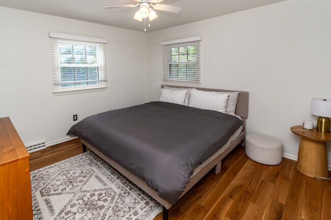 Building Photo - 230 Jacobs Creek Rd