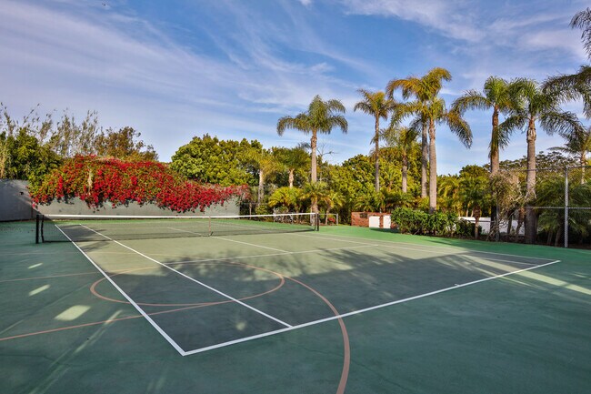 Tennis court - 29225 Cliffside Dr