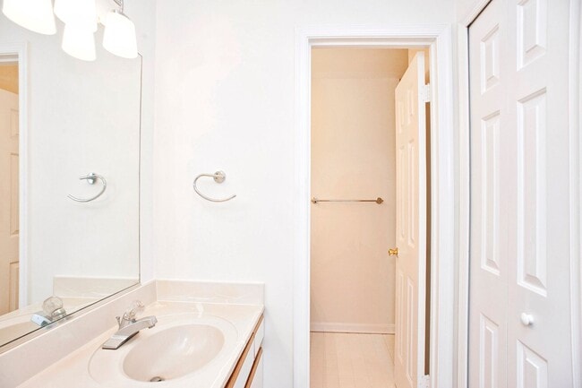 Building Photo - Coming Soon! 2 bed 2 1/2 bath townhouse in...