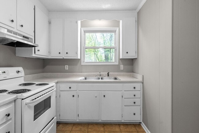 Building Photo - 3 Bedroom Pet Friendly Home For Rent Close To Post!