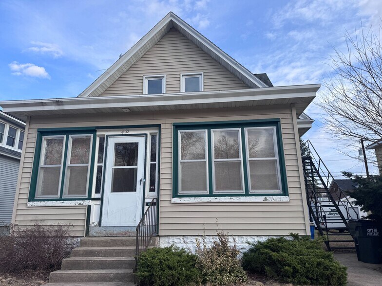 Private enterance - 410 E Conant St