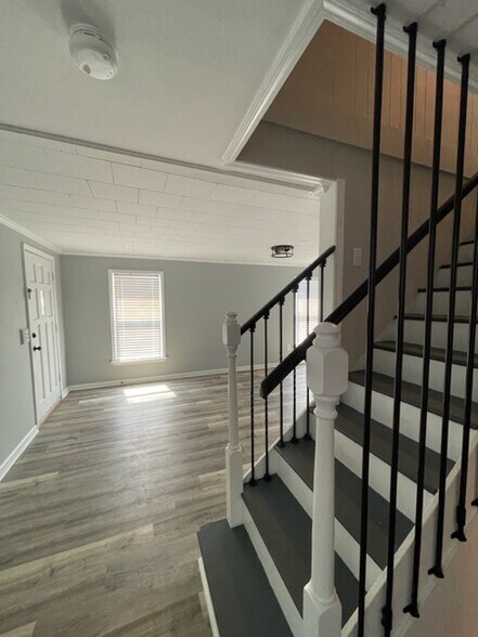 Building Photo - 605 N Adair Street Apt #5