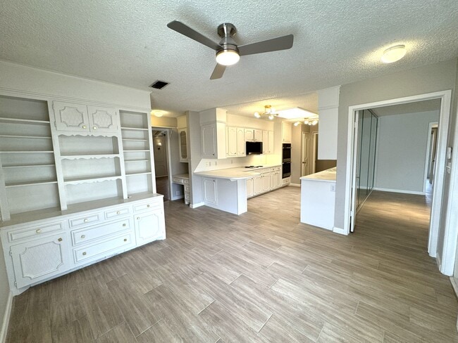 Building Photo - 2405 Stutz Pl