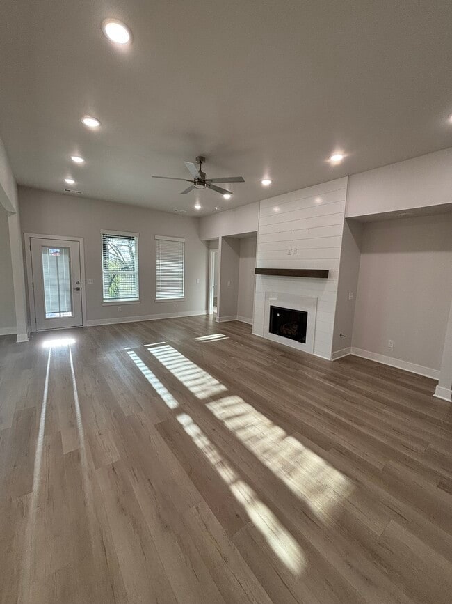 Building Photo - 3812 SW Pinecrest Dr