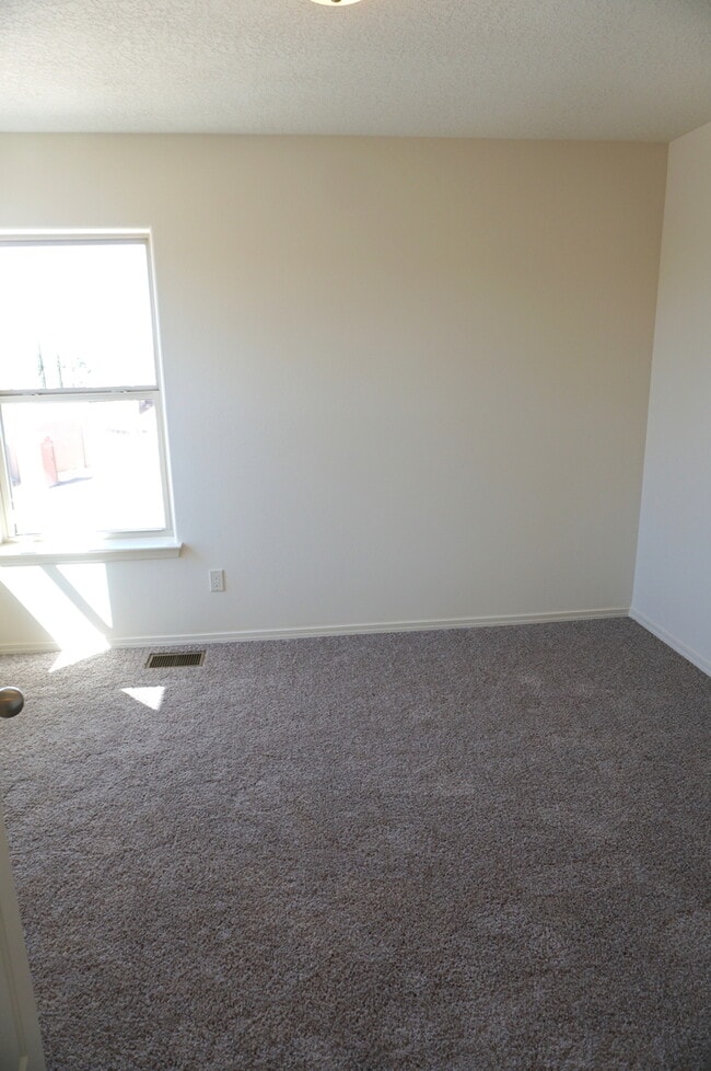 Building Photo - Amazing 3 Bedroom! Great location! Across ...