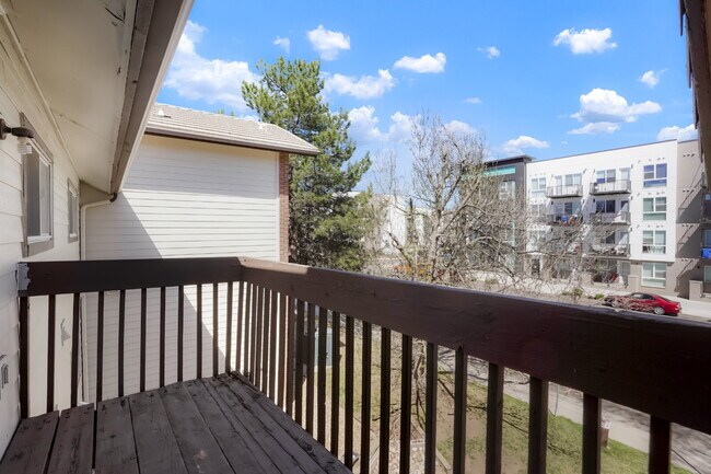 Building Photo - 2 Bedroom/2 Bathroom Condo - Aurora - Lowe...