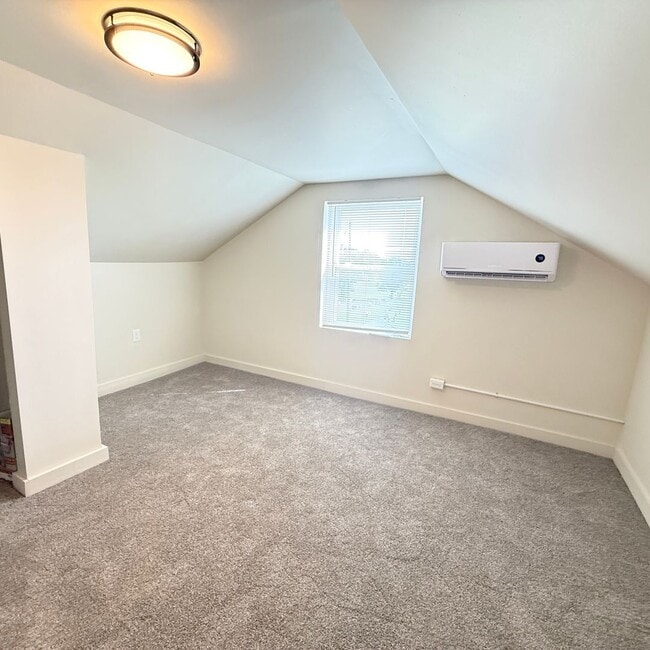 Building Photo - Newly renovated 4 bed 2 bath home