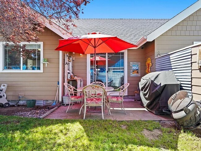 Building Photo - Spacious Prineville Home with Large Backyard!