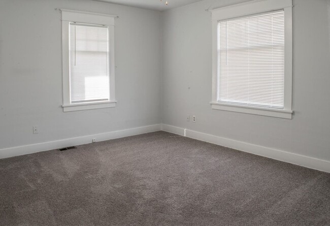 Building Photo - Lovely 3bd Home W/ Fully Fenced Backyard &...