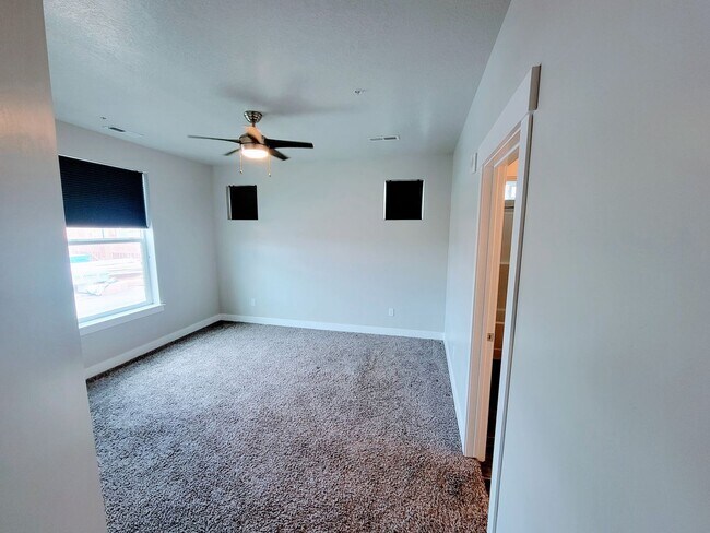 Building Photo - Gorgeous Modern Home!