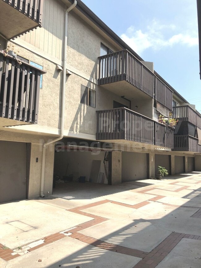 Building Photo - ***2 Bed / 1.5 Bath Townhome with Attached Garage - Available 03/10***