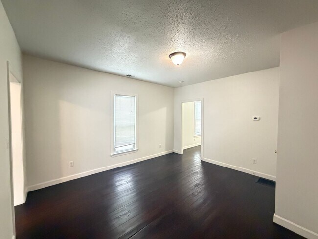 Building Photo - Charming One Bed & One Bath Duplex Unit!