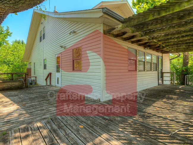 Building Photo - 1501 Gladstone Terrace