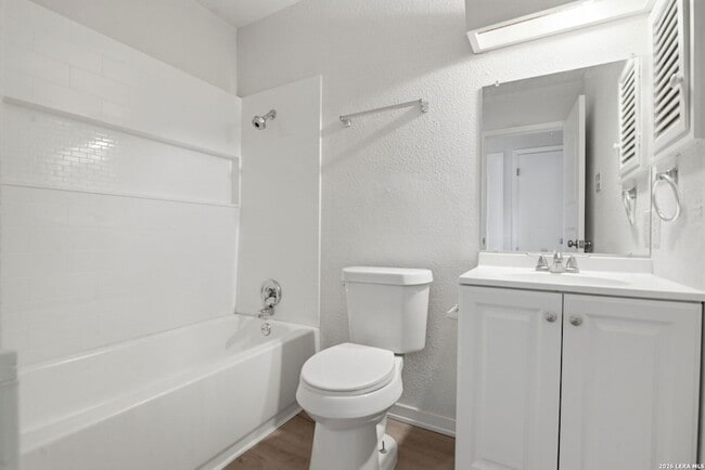 Building Photo - 4606 Hollyspring Dr