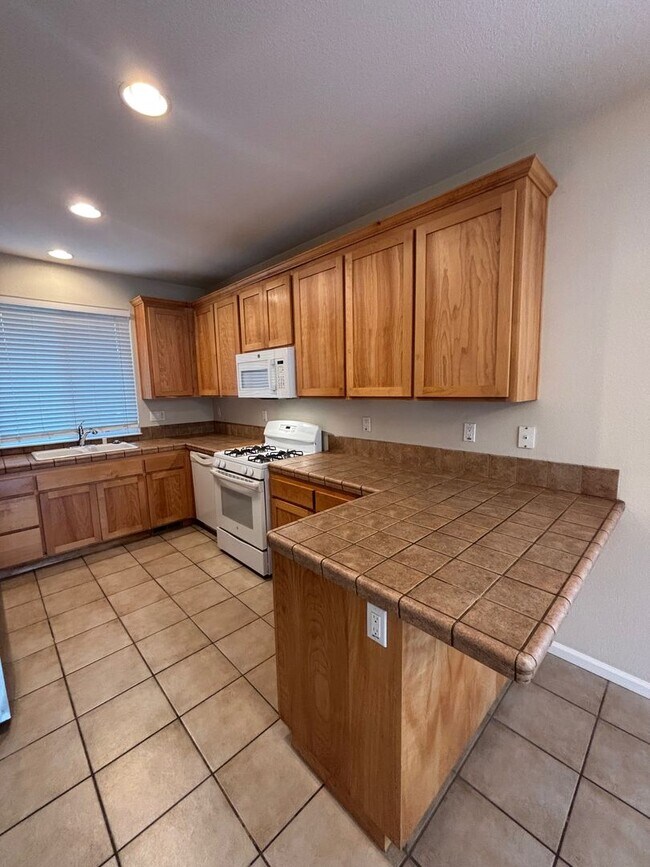 Building Photo - 3 Bedroom 2.5 Bathroom Single Family Home located in Northwest Santa Rosa