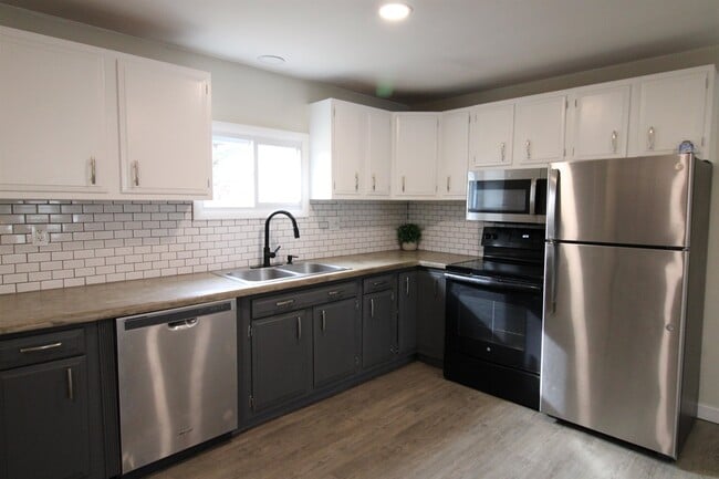 Building Photo - 4 Monroe Dr