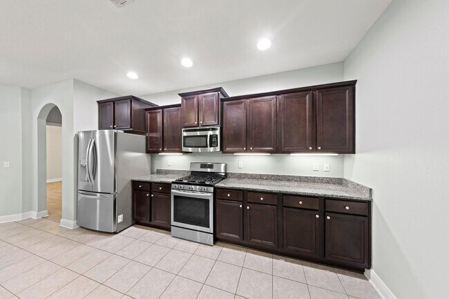 Building Photo - 208 Foxchase Way