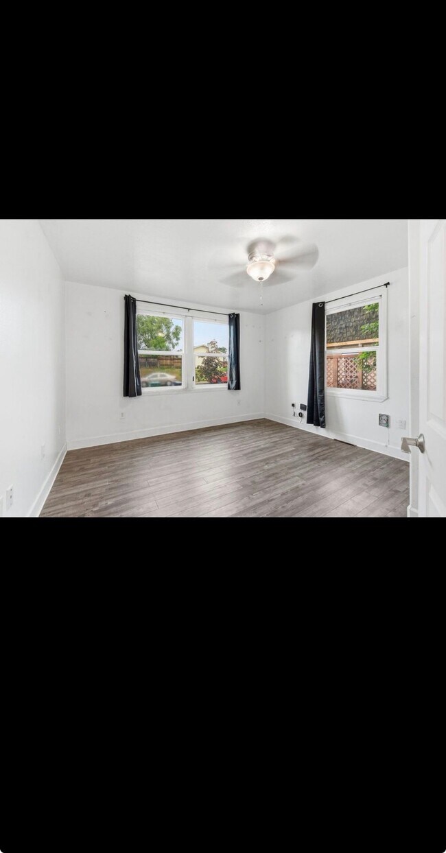 Building Photo - 554 E Bridgeport Ave