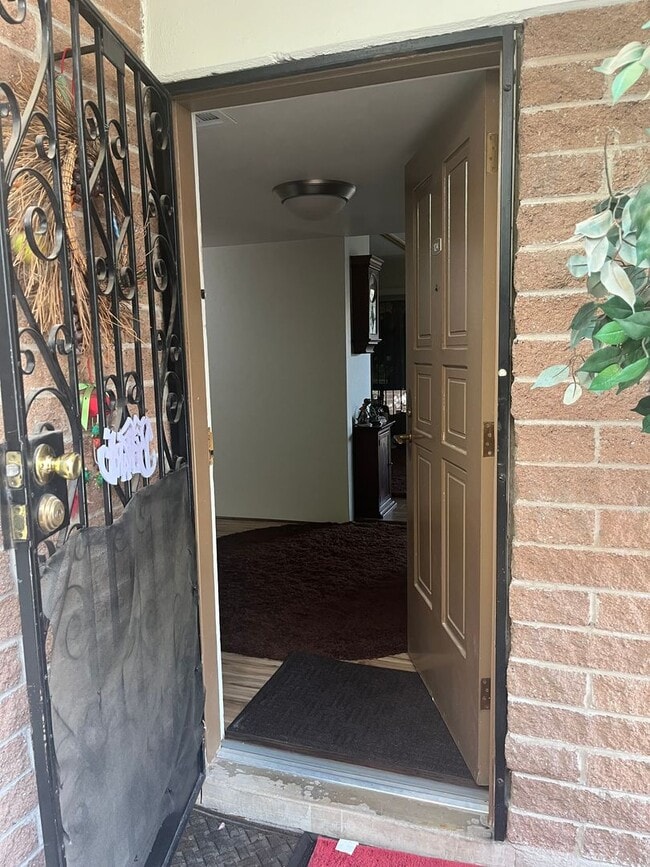 Building Photo - Lovely 2 Bedroom and 2 Bathroom Condo!