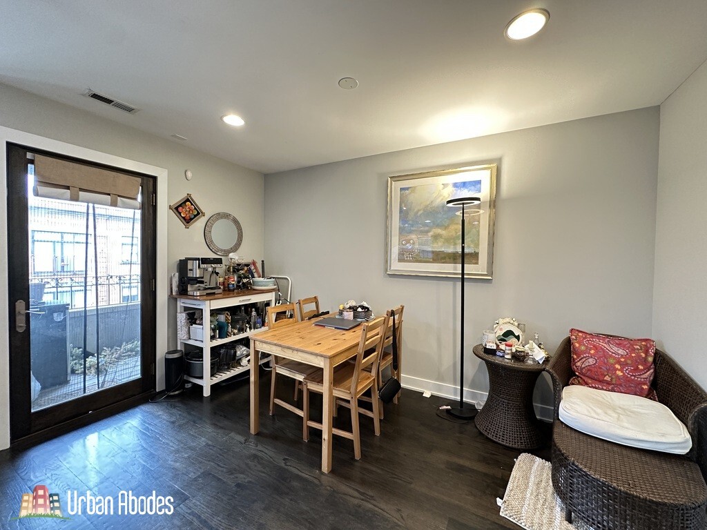 Building Photo - 907 N Damen Ave