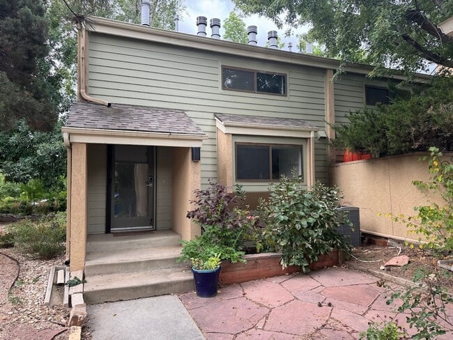 Building Photo - Beautifully Remodeled 3BD/2.5BA Spacious T...