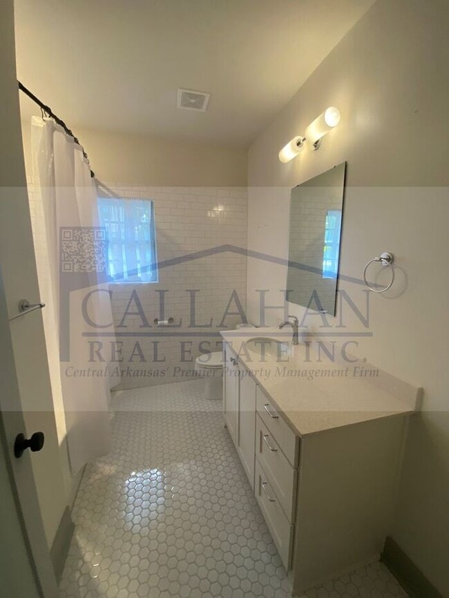 Building Photo - Hillcrest 2 Bedroom Bungalow