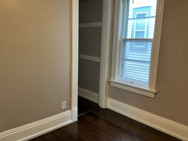 Building Photo - 2617 S Howell Ave