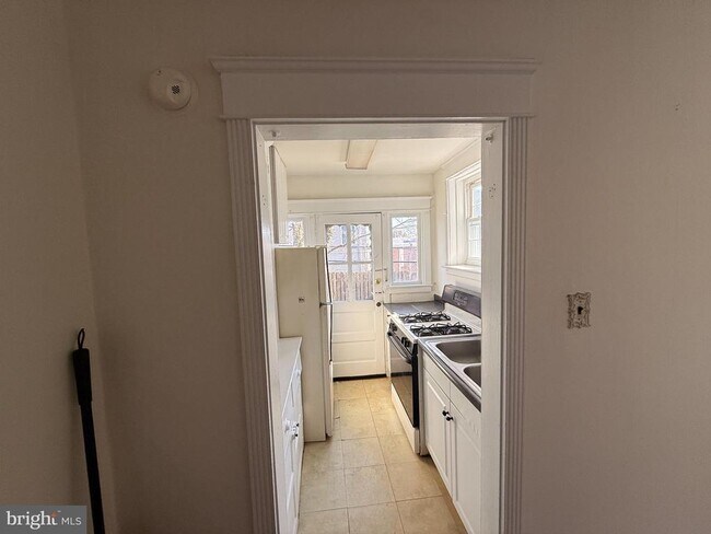 Building Photo - 3422 Tilden St