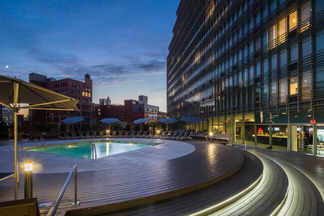 Building Photo - 550 W 54th St