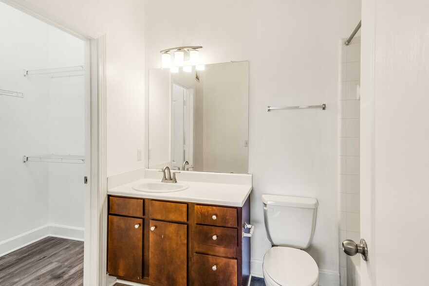 Building Photo - Room in Condo on Crossing Pl