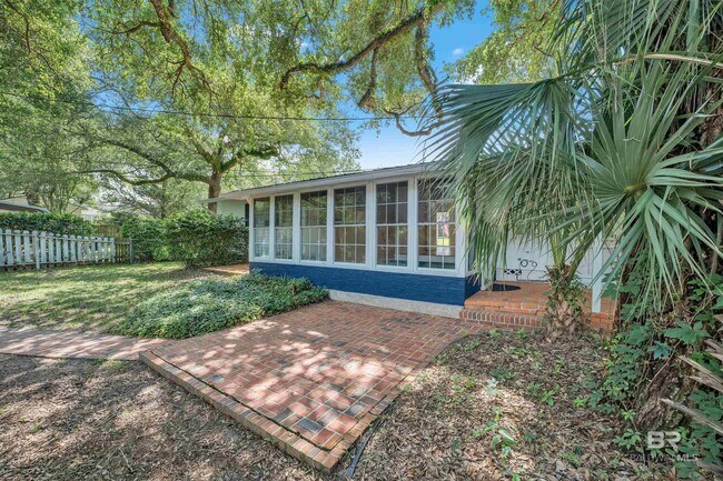 Building Photo - 252 South Dr