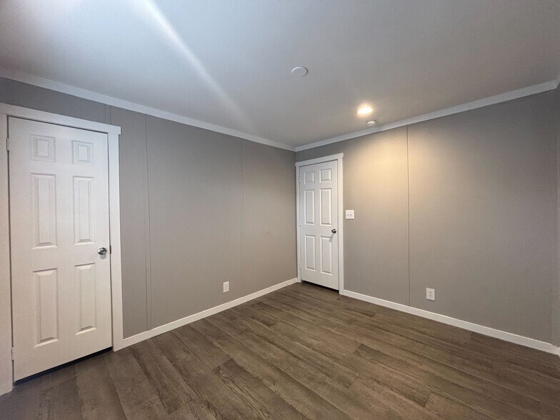 Building Photo - 116 E Semands St