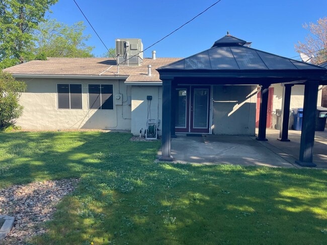 Building Photo - 3 bedroom 1 bath sweet home