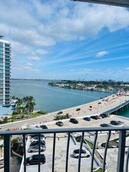 Building Photo - 7601 E Treasure Dr