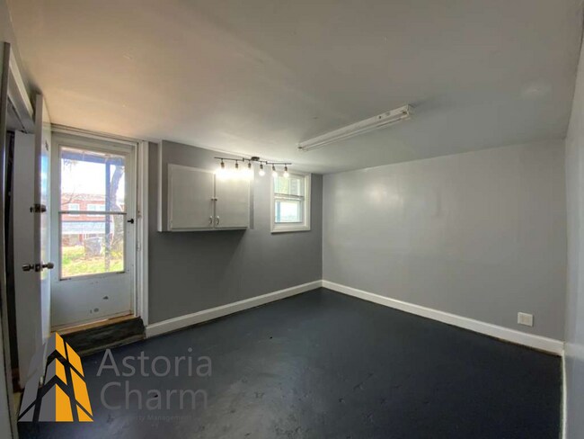 Building Photo - 3 Bedroom Home with Den and Fenced Yard in Quiet Neighborhood