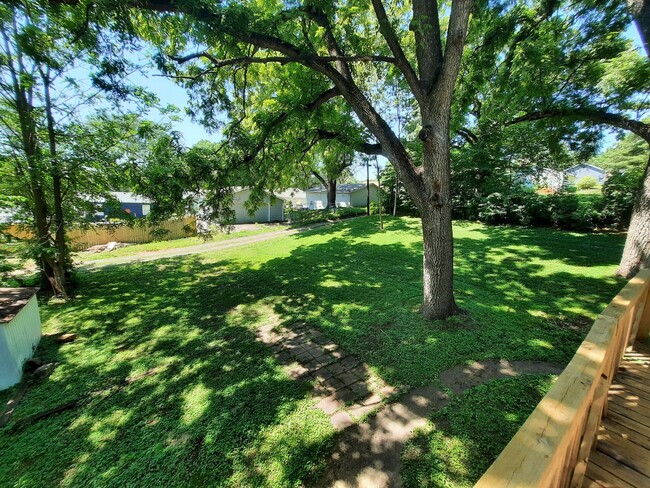 Building Photo - Two bedroom home with a deck!