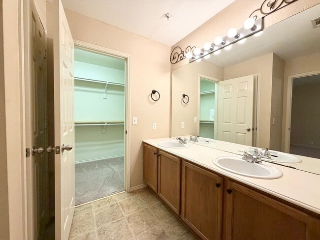Building Photo - 2224 Stonepark Pl