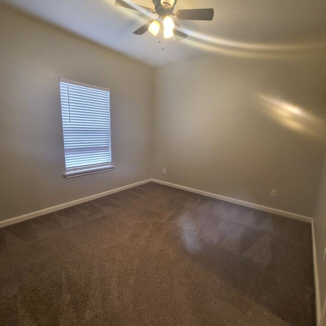 Building Photo - 3 bedroom 3 bathroom home available in July!