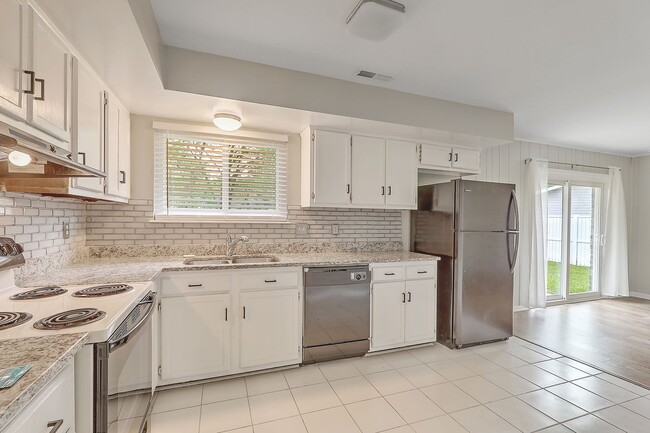 Building Photo - Gorgeous Family Home in Summerville!