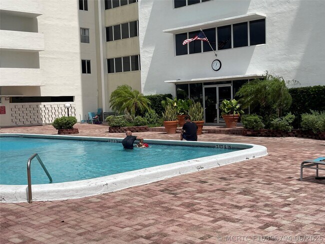 Building Photo - 401 Golden Isles Dr
