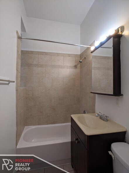 Building Photo - 634 W Barry Ave