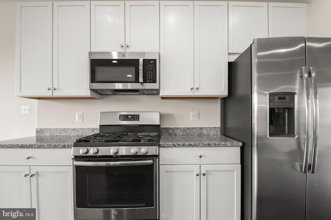 Building Photo - 439 Foxglove Way