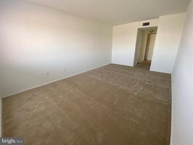 Building Photo - Spacious top-floor garden condo with updat...