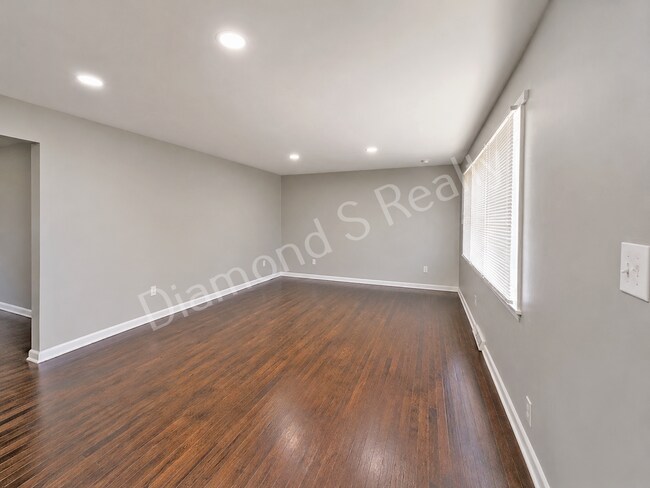 Building Photo - MOVE IN SPECIAL!  Spacious 3 Bed, 2 Bath Home with Large Yard Available!