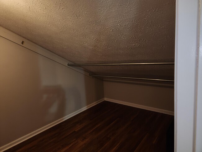 Building Photo - 841 Edgewood Dr