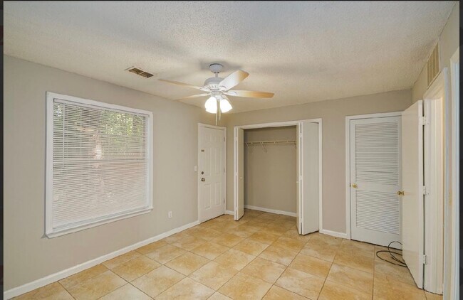 Building Photo - Fully renovated 3 BR/ 2 BA townhome off of Capital Park Circle